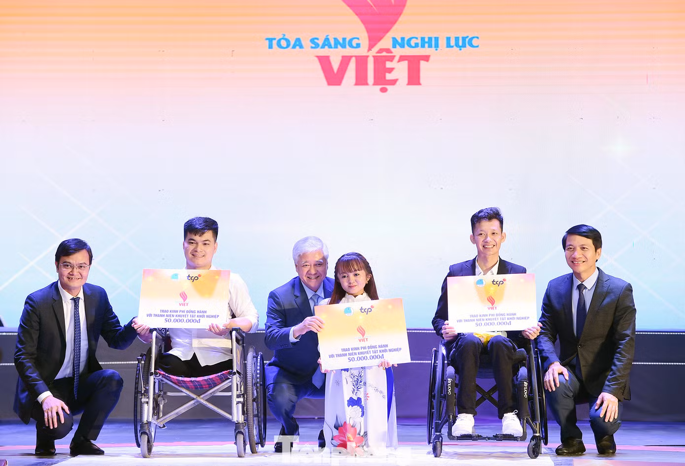 Bí thư T.Ư Đảng, Chủ tịch Ủy ban T.Ư MTTQ Việt Nam Đỗ Văn Chiến; Bí thư thứ nhất T.Ư Đoàn Bùi Quang Huy; Bí thư thường trực T.Ư Đoàn Nguyễn Ngọc Lương tặng quà tới ba gương thanh niên khuyết tật tiêu biểu tại chương trình. Ảnh: Xuân Tùng