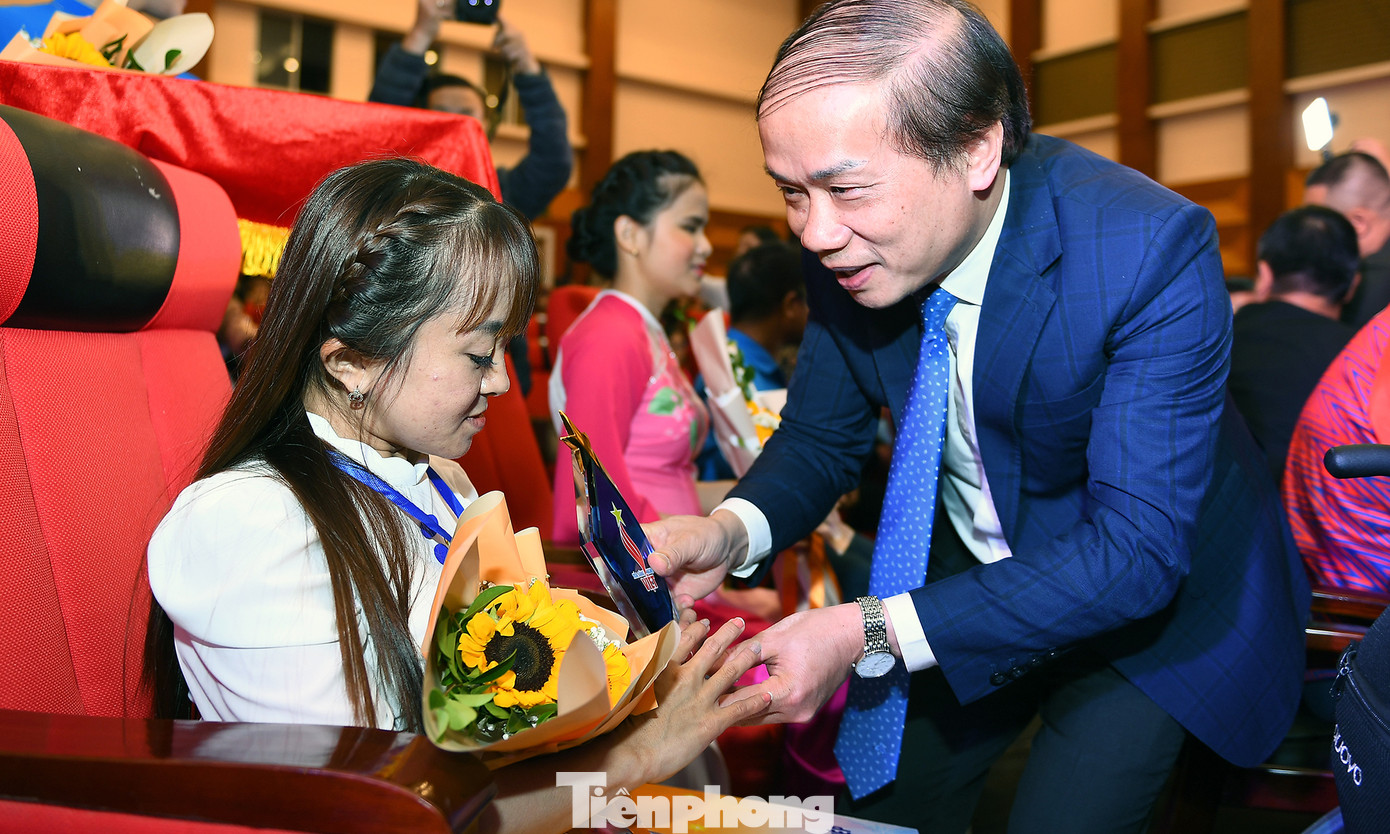 Ông Phạm Tất Thắng trao khen thưởng cho các gương thanh niên khuyết tật tại chương trình. Ảnh: Dương Triều Ông Phạm Tất Thắng trao khen thưởng cho các gương thanh niên khuyết tật tại chương trình. Ảnh: Dương Triều