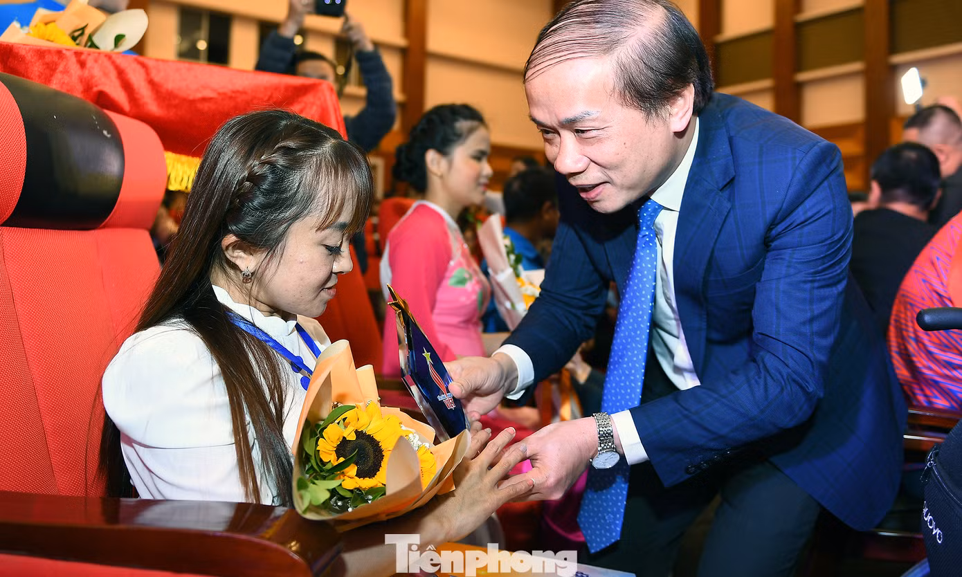 Ông Phạm Tất Thắng trao khen thưởng cho các gương thanh niên khuyết tật tại chương trình. Ảnh: Dương Triều
