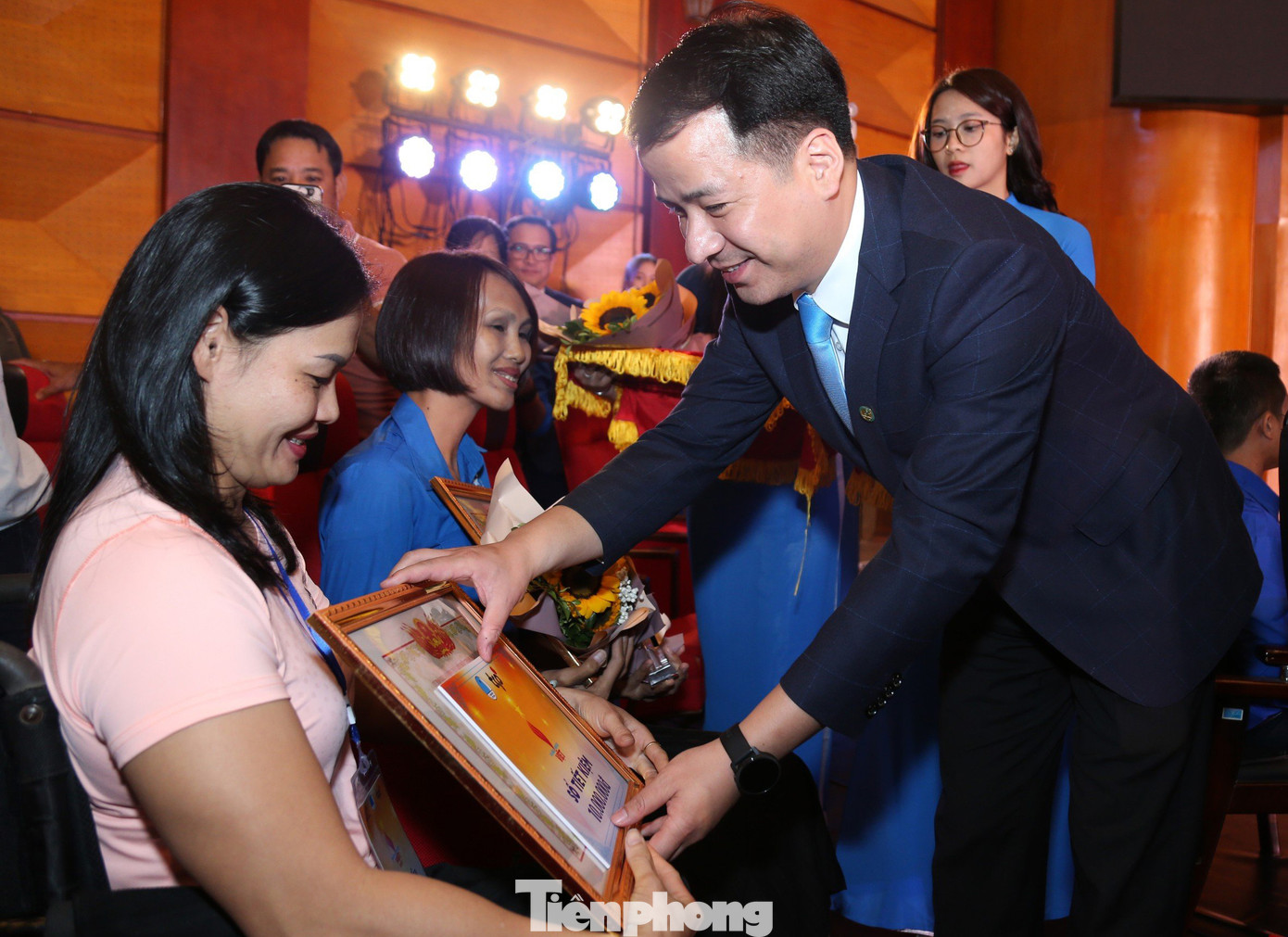 Anh Ngô Văn Cương trao khen thưởng cho các gương thanh niên khuyết tật tại chương trình. Ảnh: Lâm Đăng Hải Anh Ngô Văn Cương trao khen thưởng cho các gương thanh niên khuyết tật tại chương trình. Ảnh: Lâm Đăng Hải