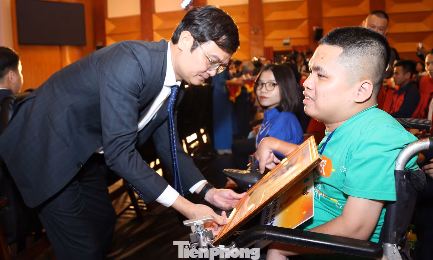 Anh Bùi Quang Huy trao khen thưởng cho các gương thanh niên khuyết tật tại chương trình. Ảnh: Lâm Đăng Hải