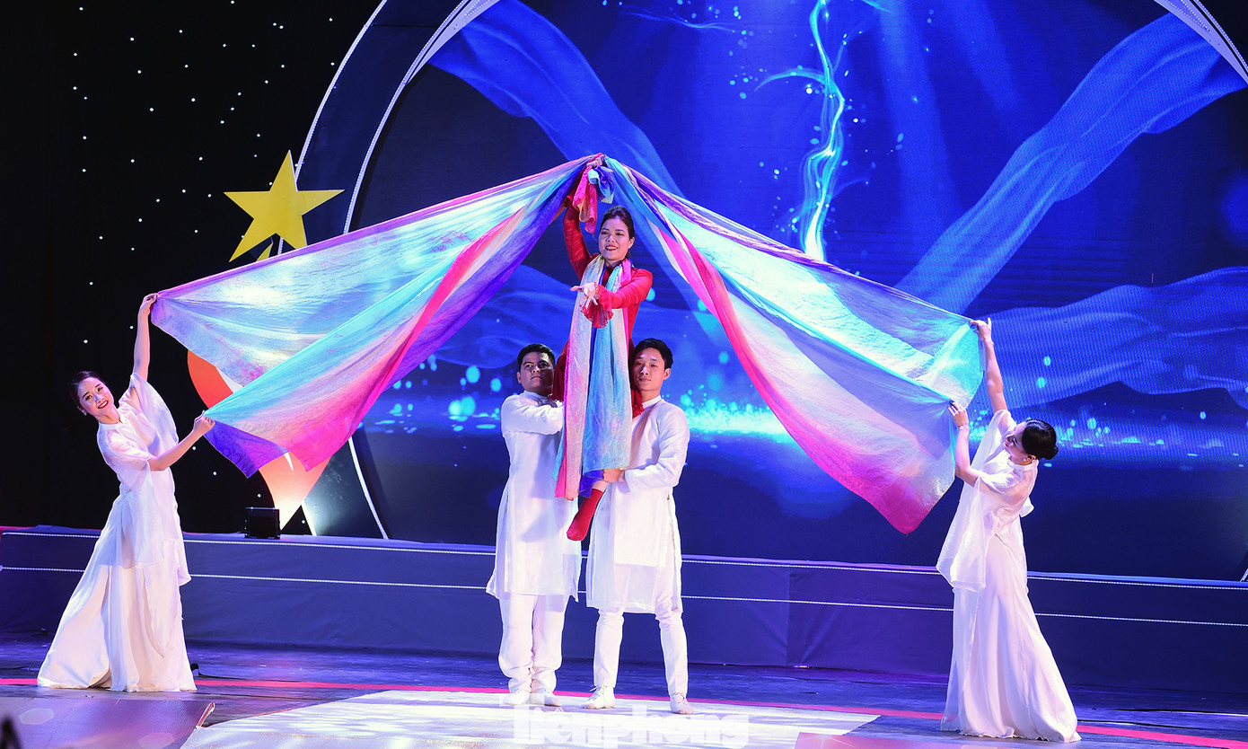 Tiết mục văn nghệ do Hoa khôi Vầng trăng khuyết Bế Thị Băng biểu diễn tại chương trình. Ảnh: Xuân Tùng Tiết mục văn nghệ do Hoa khôi Vầng trăng khuyết Bế Thị Băng biểu diễn tại chương trình. Ảnh: Xuân Tùng