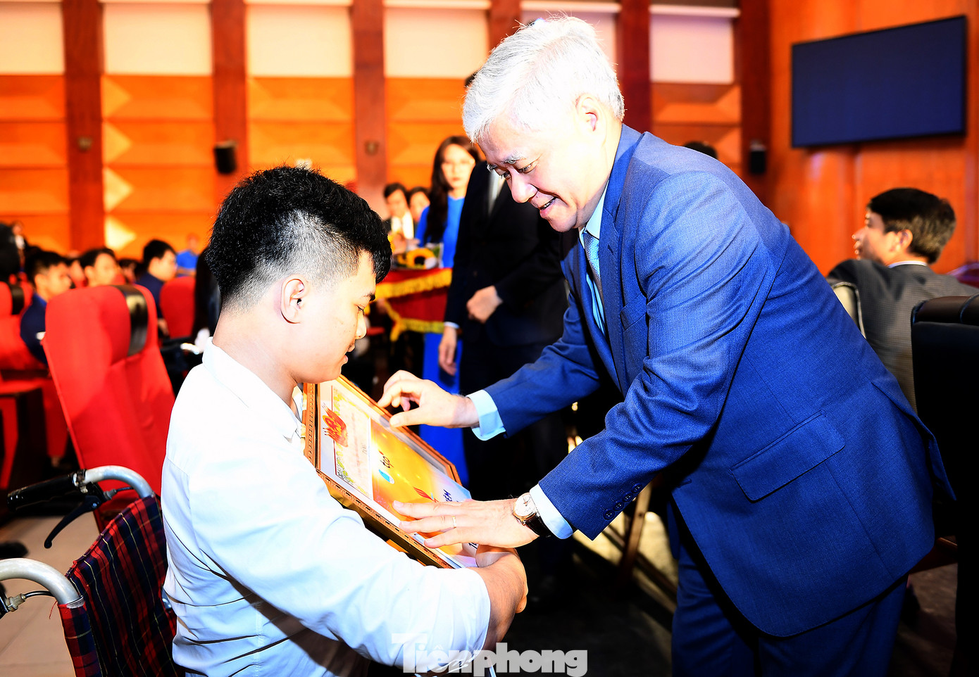 Ông Đỗ Văn Chiến trao khen thưởng cho các gương thanh niên khuyết tật tại chương trình. Ảnh: Xuân Tùng Ông Đỗ Văn Chiến trao khen thưởng cho các gương thanh niên khuyết tật tại chương trình. Ảnh: Xuân Tùng