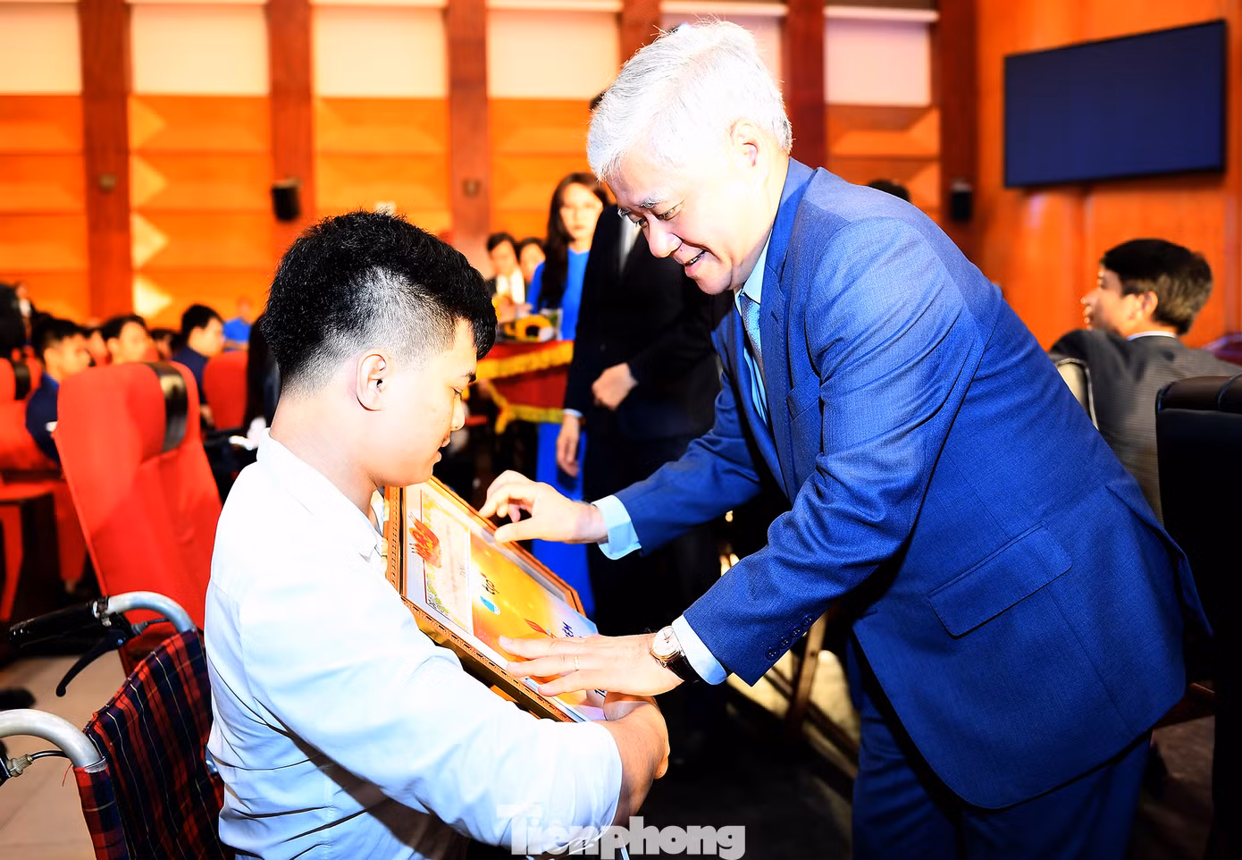 Ông Đỗ Văn Chiến trao khen thưởng cho các gương thanh niên khuyết tật tại chương trình. Ảnh: Xuân Tùng