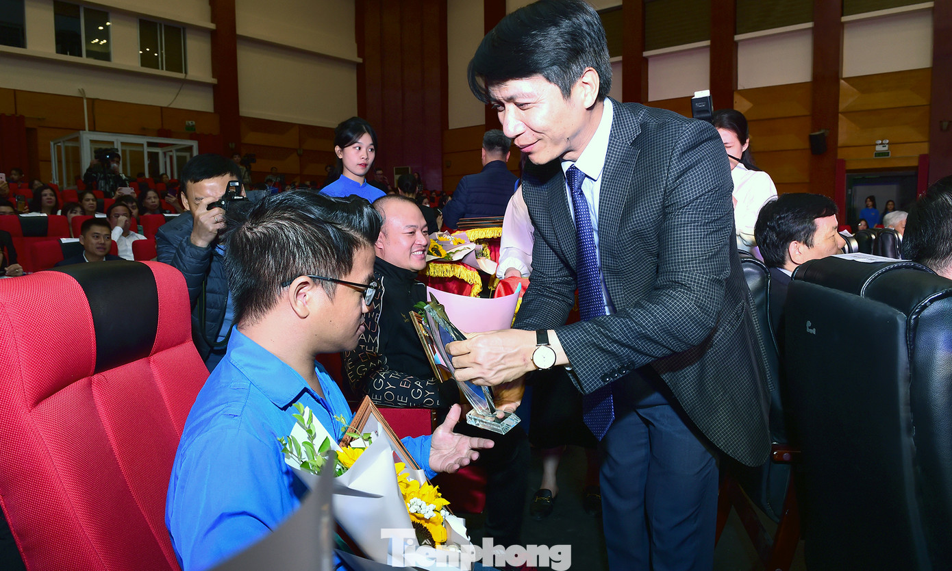 Anh Nguyễn Ngọc Lương trao khen thưởng cho các gương thanh niên khuyết tật tại chương trình. Ảnh: Xuân Tùng Anh Nguyễn Ngọc Lương trao khen thưởng cho các gương thanh niên khuyết tật tại chương trình. Ảnh: Xuân Tùng