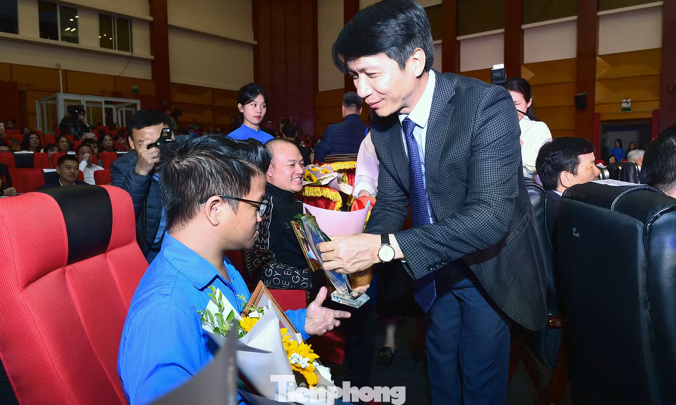 Anh Nguyễn Ngọc Lương trao khen thưởng cho các gương thanh niên khuyết tật tại chương trình. Ảnh: Xuân Tùng