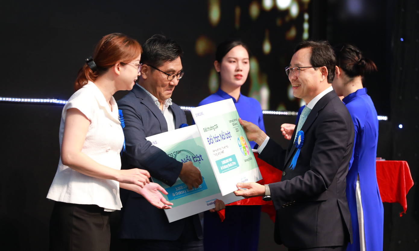 Ông Choi Joo Ho trao tặng giải thưởng cho các đơn vị đối tác của Samsung tại Việt Nam.