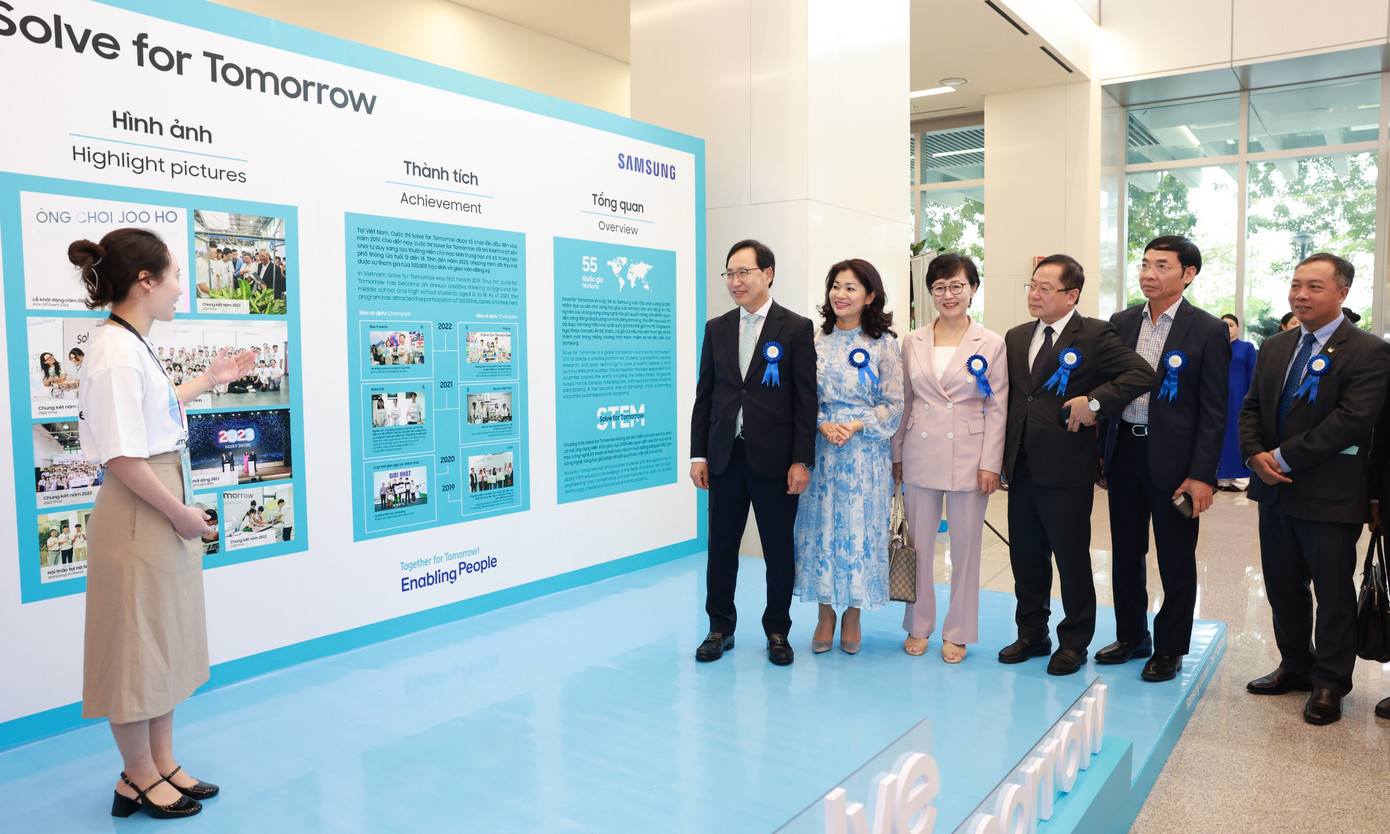 Các đại biểu tham quan các khu vực triển lãm tại sự kiện.