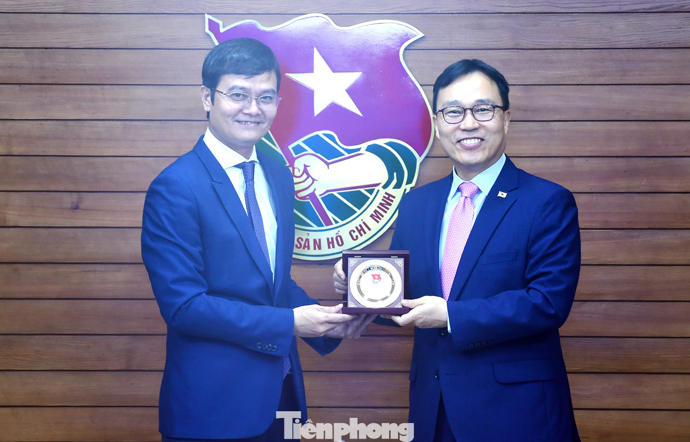 Bí thư thứ nhất T.Ư Đoàn Bùi Quang Huy tặng quà Đại sứ đặc mệnh toàn quyền Hàn Quốc tại Việt Nam Choi Youngsam. Ảnh: Xuân Tùng