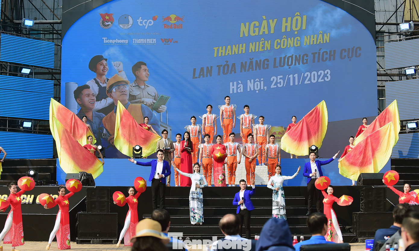 Tiết mục văn nghệ mở màn Ngày hội. Ảnh: Xuân Tùng