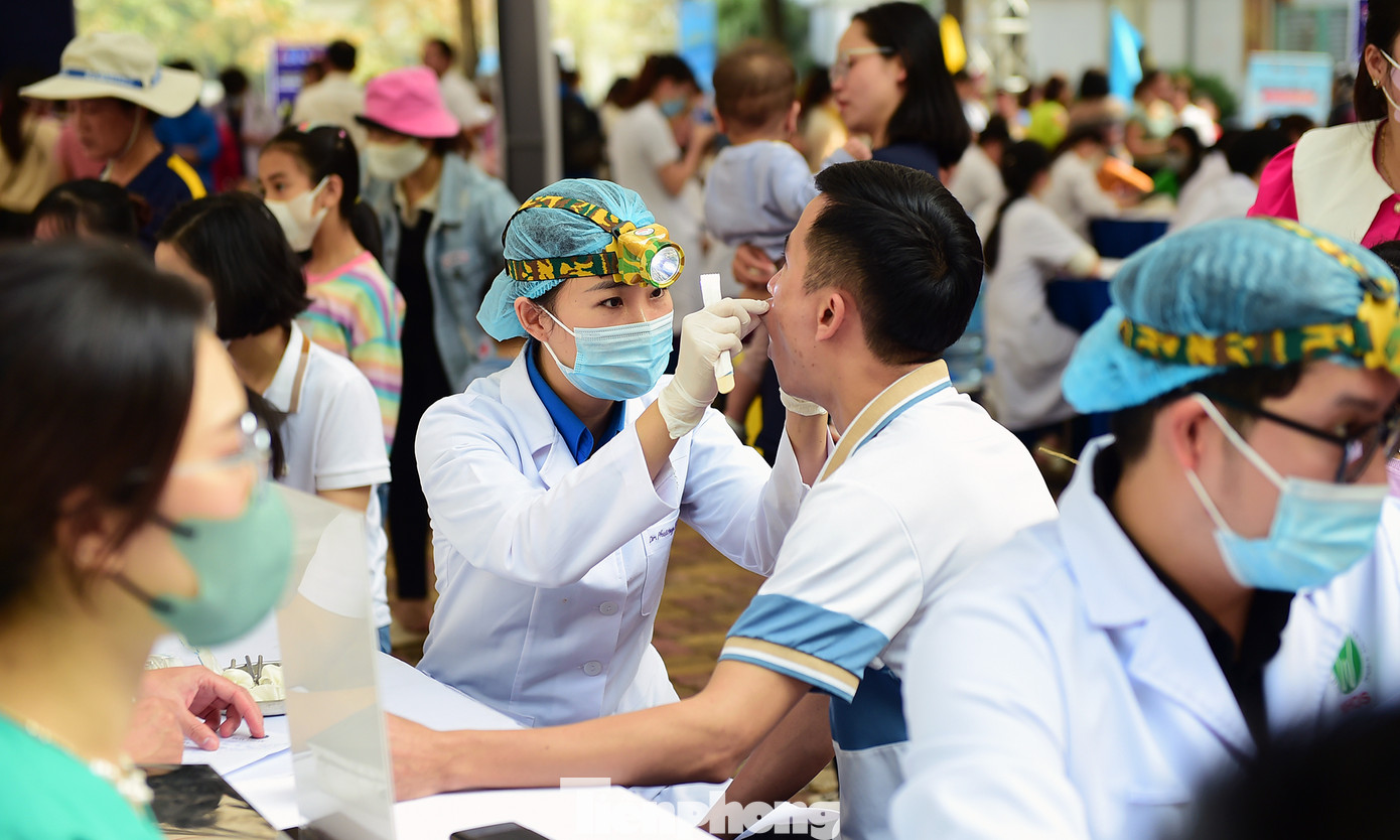 Thầy thuốc trẻ khám, tư vấn chăm sóc sức khỏe thanh niên công nhân và con em thanh niên công nhân tại Ngày hội. Ảnh: Xuân Tùng