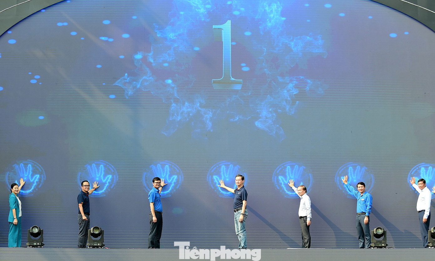 Các đại biểu thực hiện nghi thức khởi động Ngày hội thanh niên tại Khu Công nghiệp Thăng Long. Ảnh: Xuân Tùng