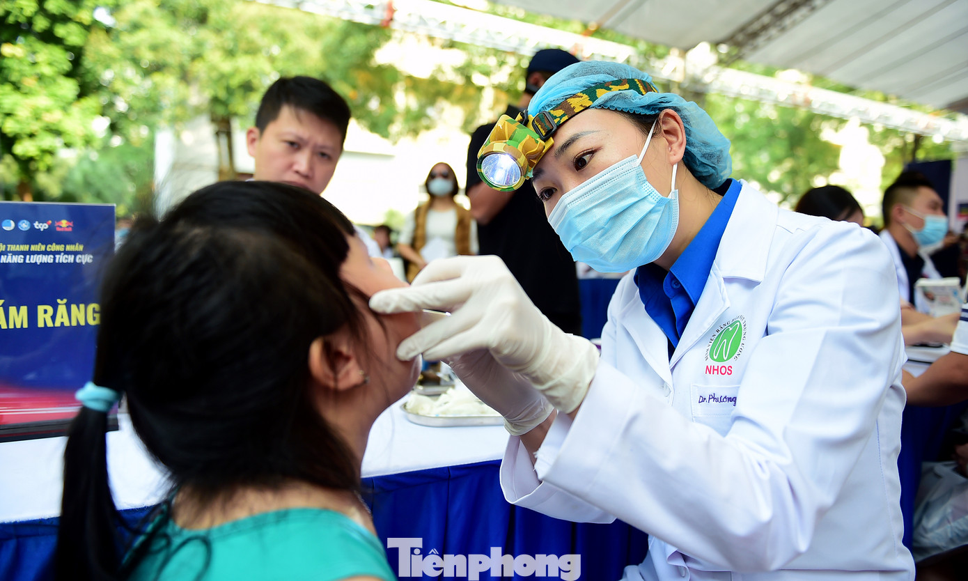 Thầy thuốc trẻ khám, tư vấn chăm sóc sức khỏe thanh niên công nhân và con em thanh niên công nhân tại Ngày hội. Ảnh: Xuân Tùng