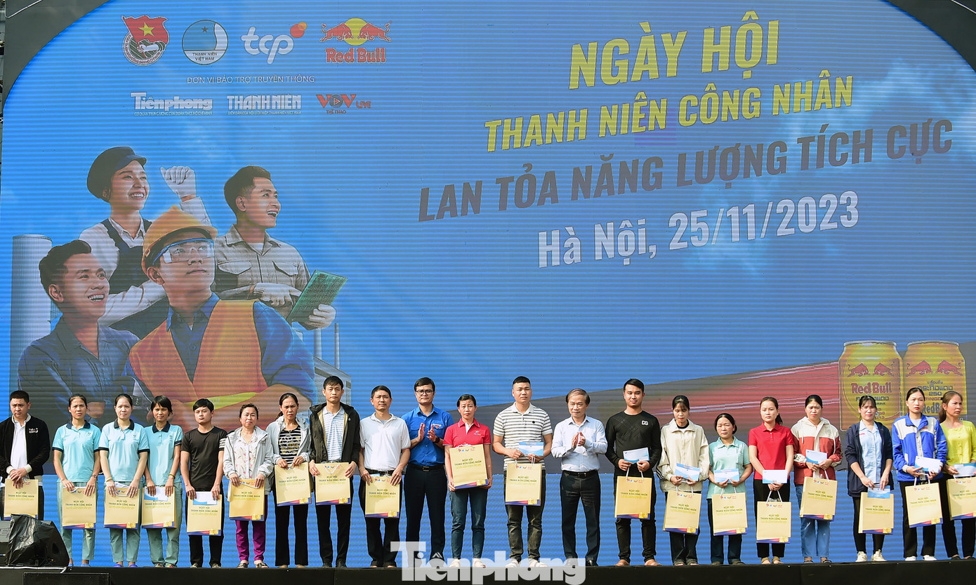 Phó Trưởng ban thường trực Ban Dân vận T.Ư Phạm Tất Thắng và Bí thư thứ nhất T.Ư Đoàn Bùi Quang Huy trao quà cho thanh niên công nhân. Ảnh: Xuân Tùng