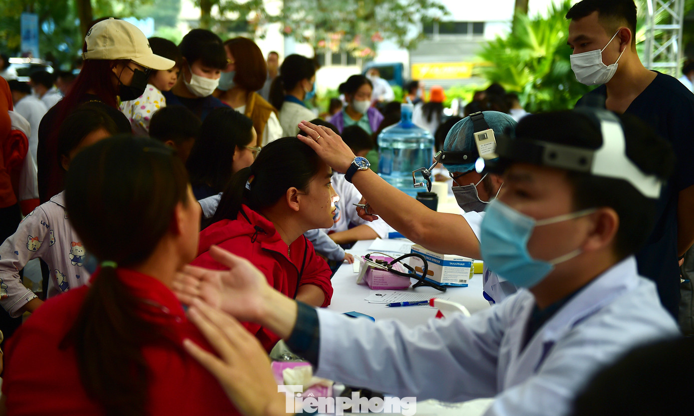 Thầy thuốc trẻ khám, tư vấn chăm sóc sức khỏe thanh niên công nhân và con em thanh niên công nhân tại Ngày hội. Ảnh: Xuân Tùng