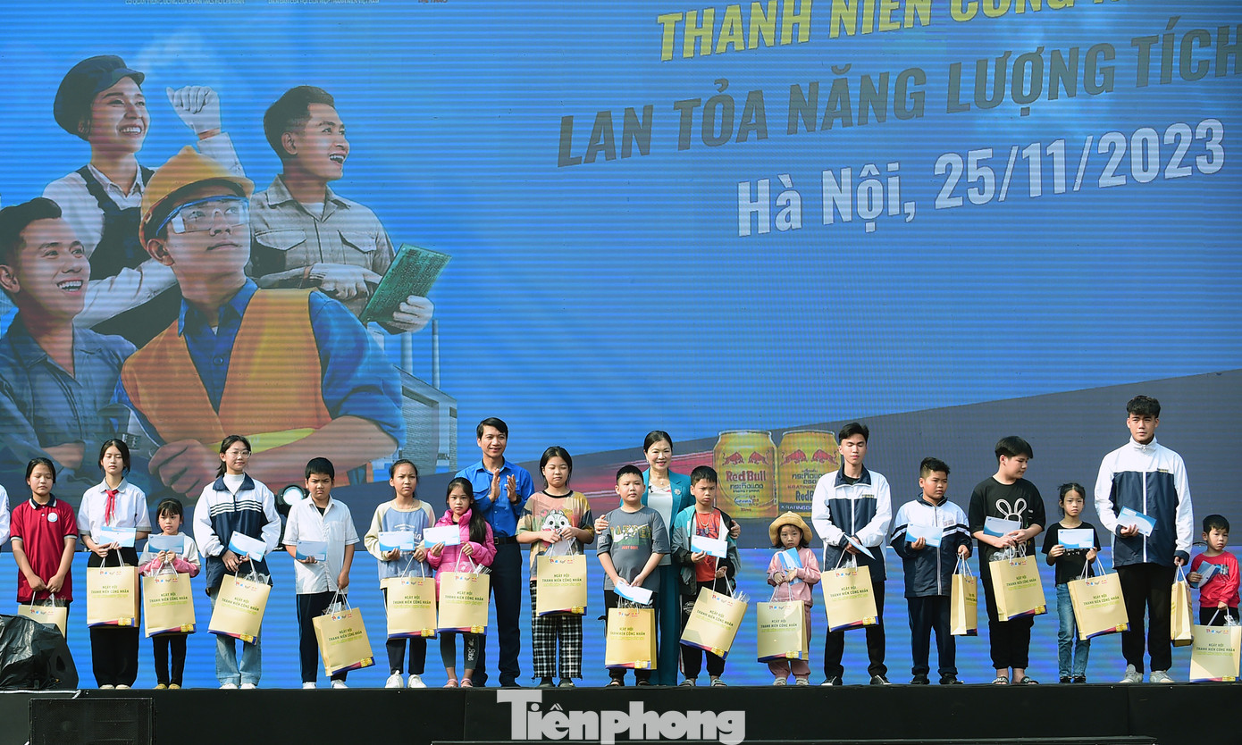 Phó Chủ tịch Ủy ban T.Ư MTTQ Việt Nam Trương Thị Ngọc Ánh và Bí thư thường trực T.Ư Đoàn, Chủ tịch T.Ư Hội LHTN Việt Nam Nguyễn Ngọc Lương trao quà cho thanh niên công nhân. Ảnh: Xuân Tùng