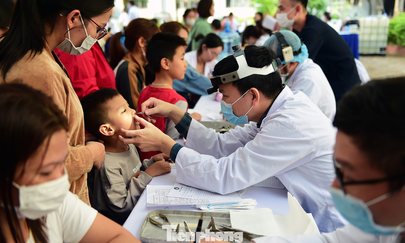 Thầy thuốc trẻ khám, tư vấn chăm sóc sức khỏe thanh niên công nhân và con em thanh niên công nhân tại Ngày hội. Ảnh: Xuân Tùng