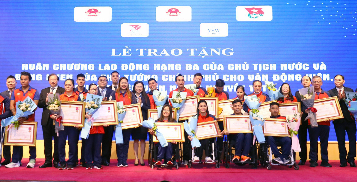 Ban tổ chức vinh danh những thành tích xuất sắc của các huấn luyện viên, vận động viên thể thao người khuyết tật.