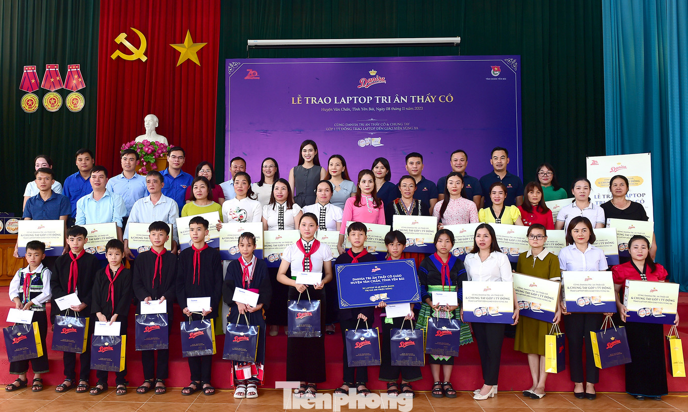 Ban Tổ chức và các đại biểu, giáo viên và học sinh chụp ảnh lưu niệm tại chương trình. Ảnh: Xuân Tùng