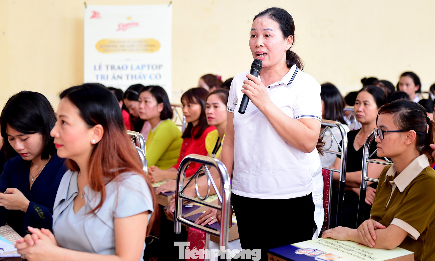 Các thầy cô giáo giao lưu, chia sẻ tại chương trình. Ảnh: Xuân Tùng