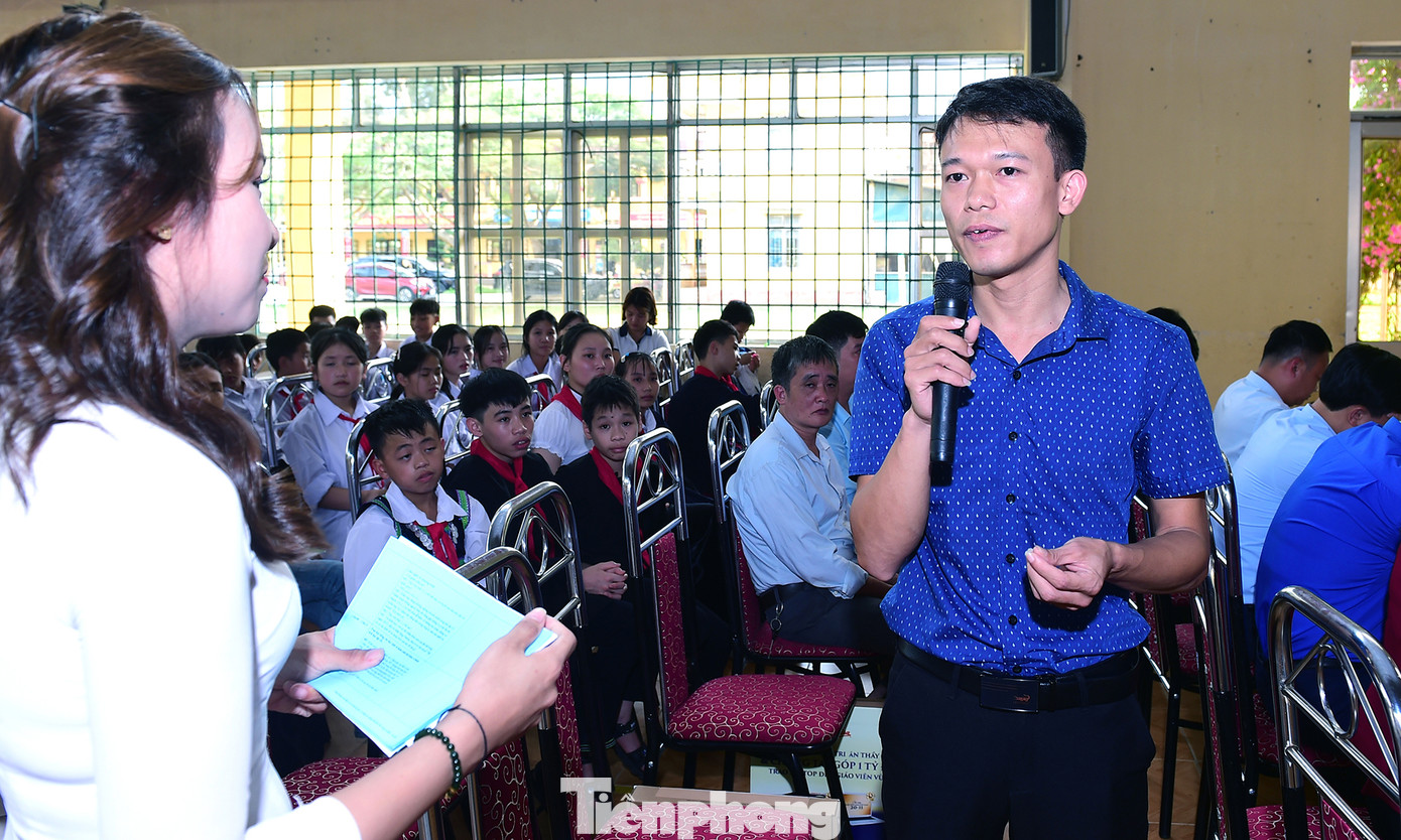 Các thầy cô giáo giao lưu, chia sẻ tại chương trình. Ảnh: Xuân Tùng