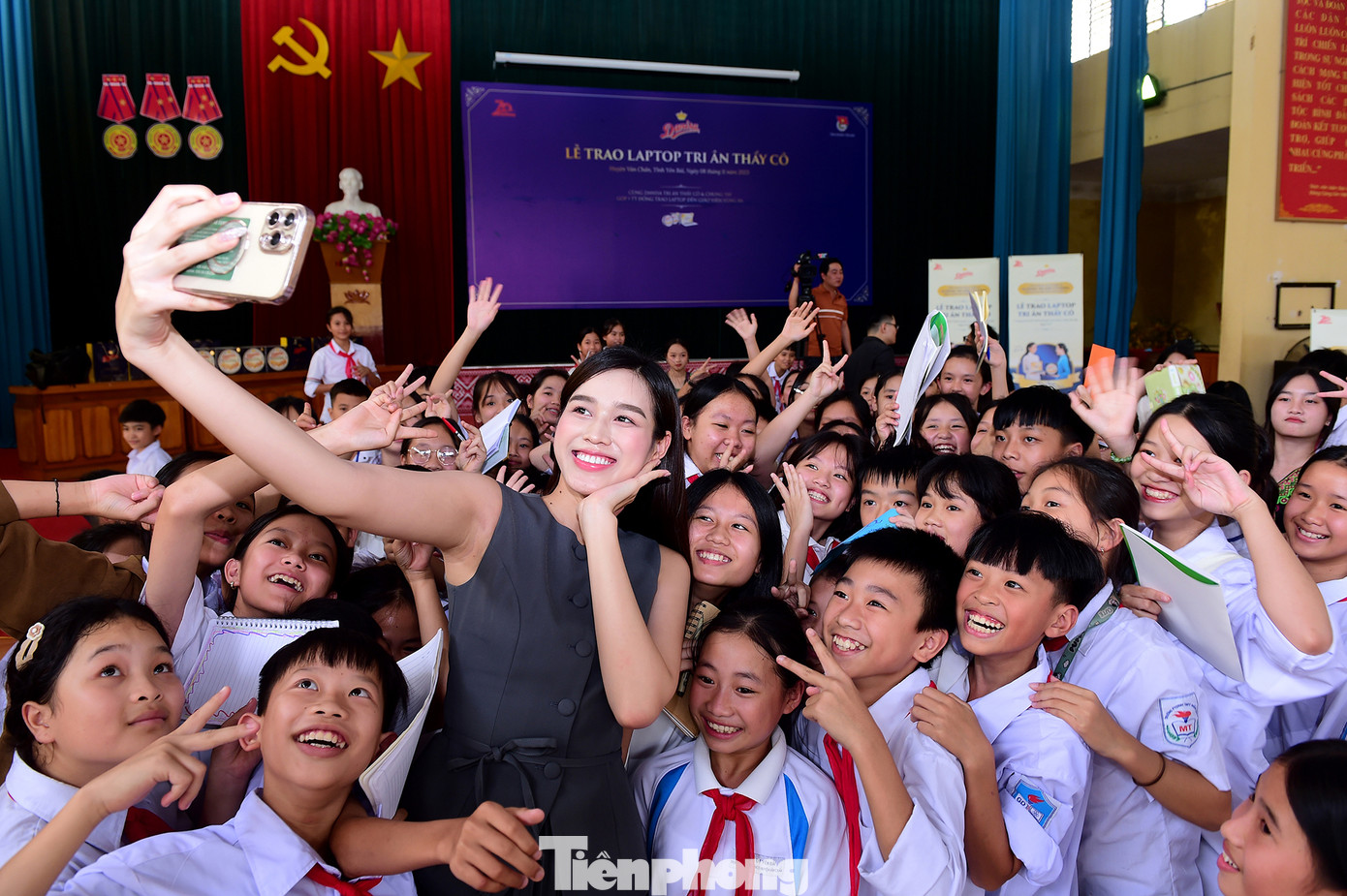 Hoa hậu Đỗ Thị Hà chụp ảnh cùng các em học sinh. Hoa hậu Đỗ Thị Hà chụp ảnh cùng các em học sinh.