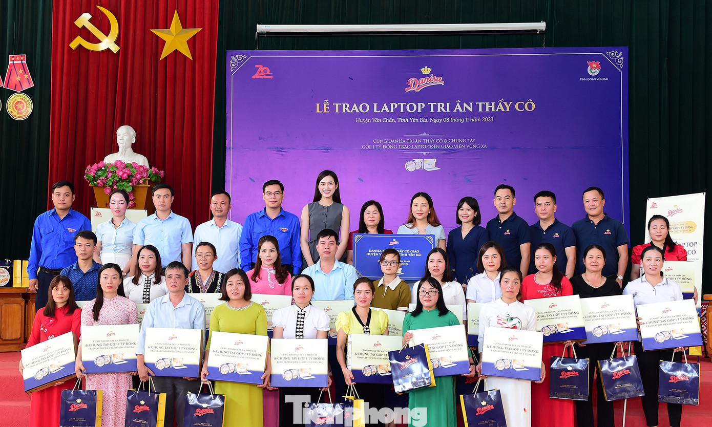 Hoa hậu Đỗ Thị Hà và bà Phạm Thị Thu Thảo - Giám đốc Marketing nhãn hàng Danisa Việt Nam cùng đại diện ban tổ chức trao tặng laptop cho 20 thầy cô giáo có hoàn cảnh khó khăn tại Yên Bái. Hoa hậu Đỗ Thị Hà và bà Phạm Thị Thu Thảo - Giám đốc Marketing nhãn hàng Danisa Việt Nam cùng đại diện ban tổ chức trao tặng laptop cho 20 thầy cô giáo có hoàn cảnh khó khăn tại Yên Bái.