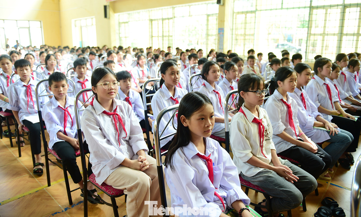 Các đại biểu, giáo viên và học sinh tham dự chương trình. Ảnh: Xuân Tùng