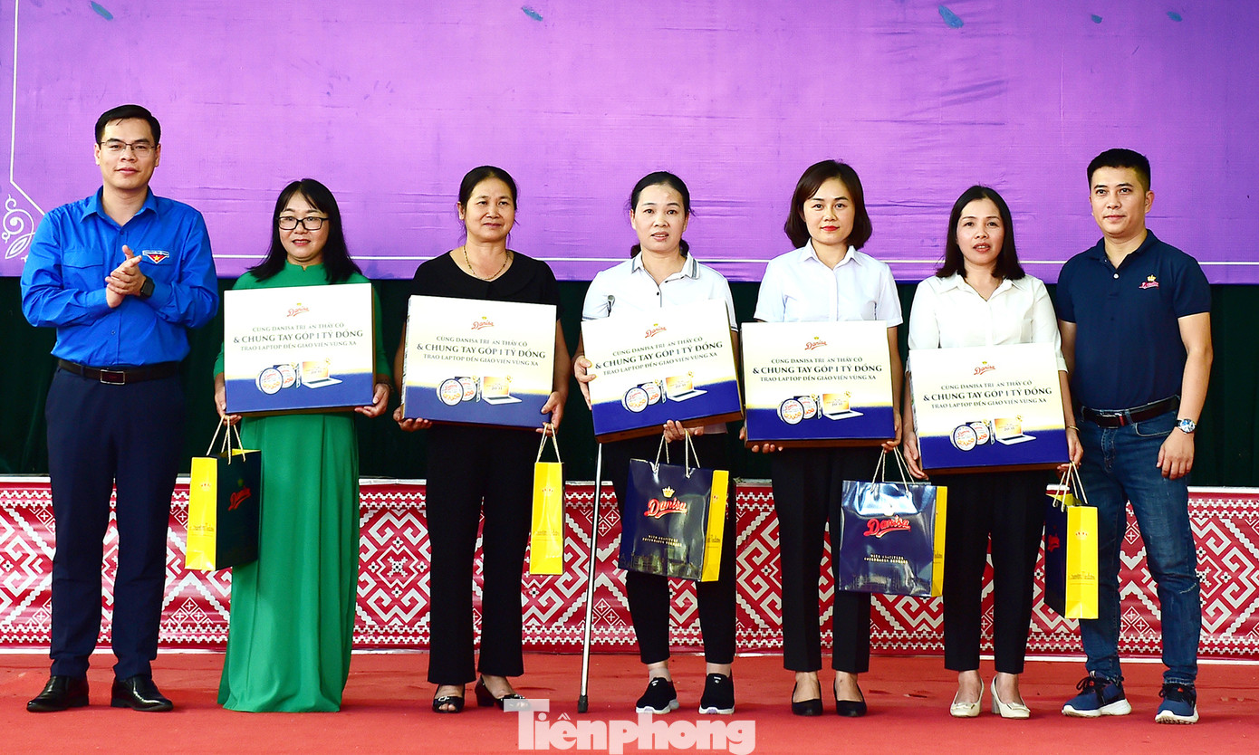 Anh Hà Đức Hải - Bí thư Tỉnh Đoàn Yên Bái, và đại diện nhãn hàng Danisa Việt Nam, trao tặng máy tính đến các thầy cô. Ảnh: Xuân Tùng