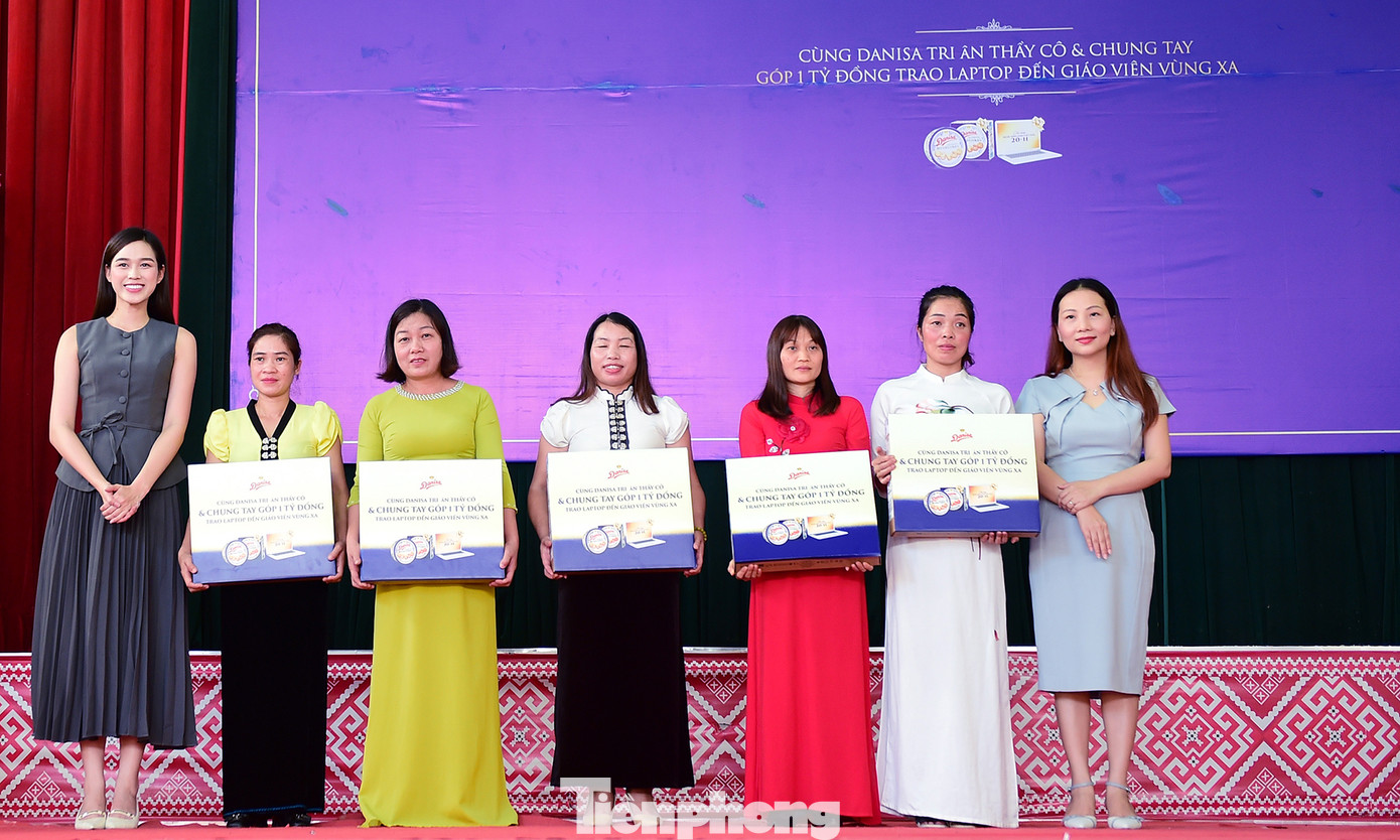 Bà Phạm Thị Thu Thảo - Giám đốc Marketing nhãn hàng Danisa Việt Nam, và Hoa hậu Việt Nam Đỗ Thị Hà trao tặng máy tính đến các thầy cô. Ảnh: Xuân Tùng