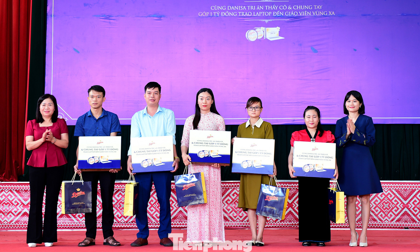 Bà Hoàng Thị Hồng Phóng - Phó Chủ tịch HĐND huyện Văn Chấn, và đại diện nhãn hàng Danisa Việt Nam, trao tặng máy tính đến các thầy cô. Ảnh: Xuân Tùng