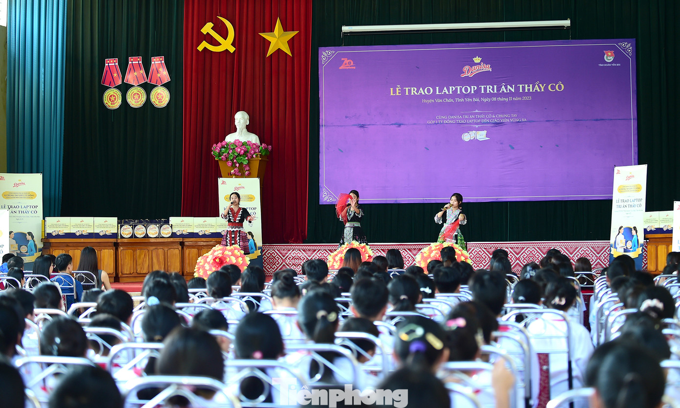 Tiết mục văn nghệ do học sinh Trường PTDT nội trú THCS huyện Văn Chấn thể hiện. Ảnh: Xuân Tùng