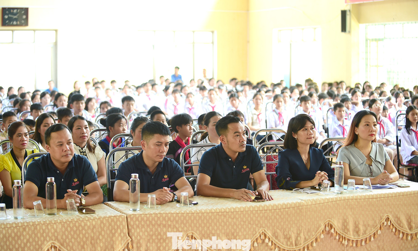Các đại biểu, giáo viên và học sinh tham dự chương trình. Ảnh: Xuân Tùng