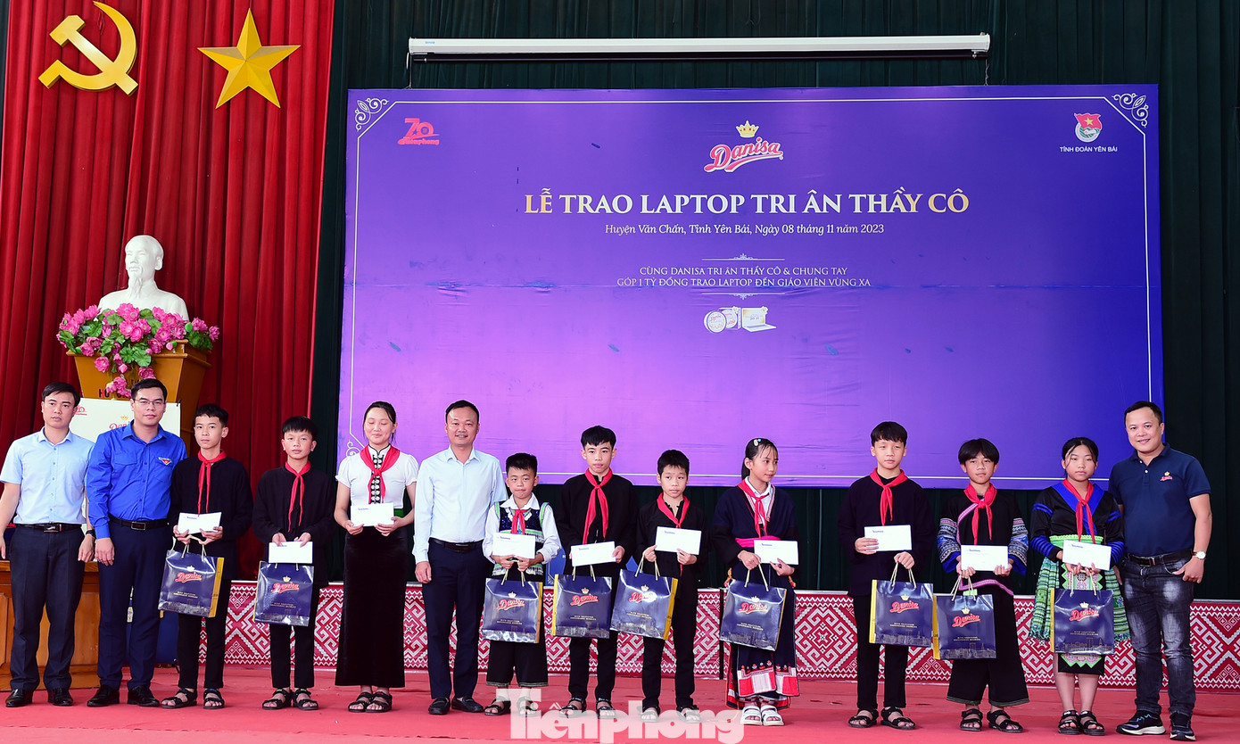 Ban Tổ chức trao tặng các suất quà và học bổng tới học sinh. Ảnh: Xuân Tùng