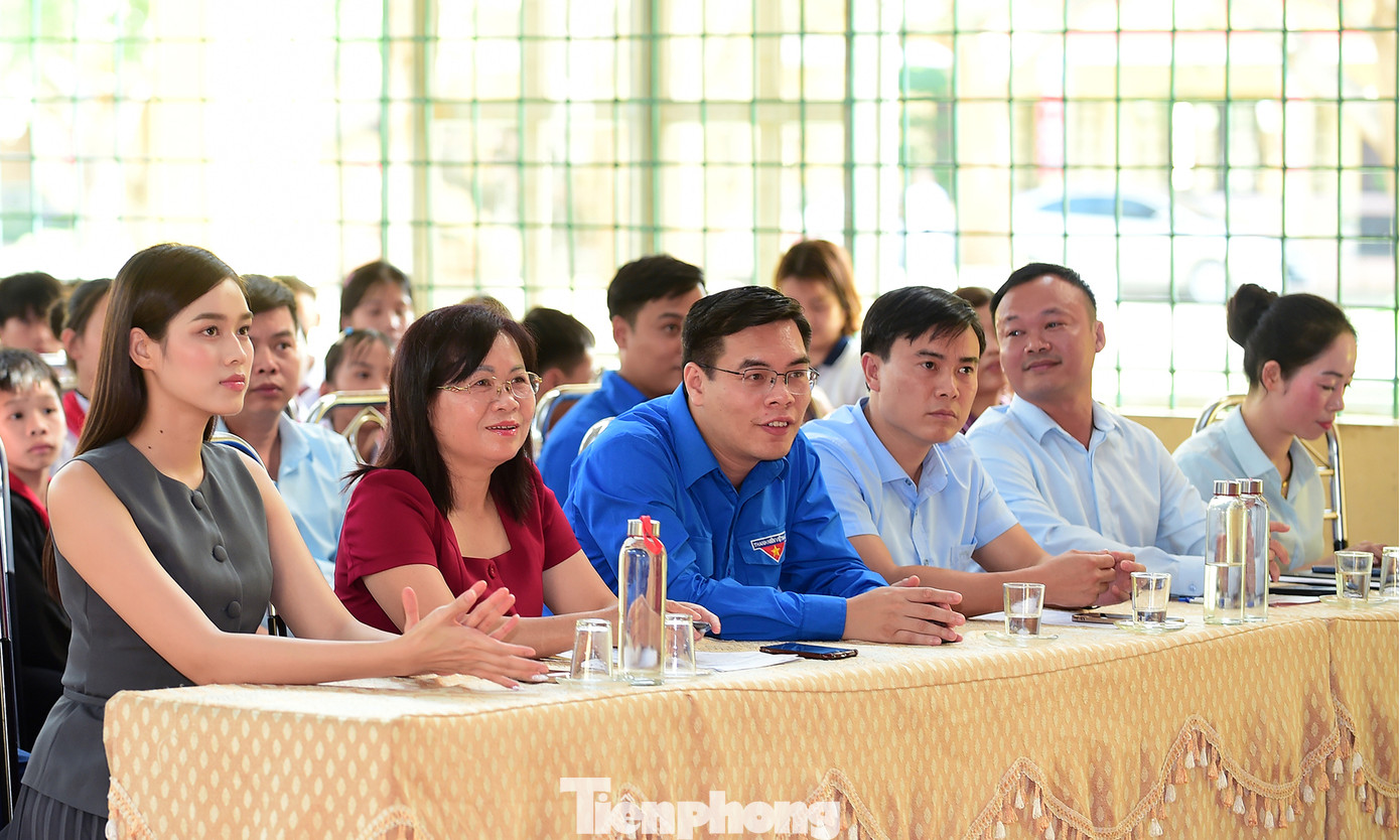 Các đại biểu, giáo viên và học sinh tham dự chương trình. Ảnh: Xuân Tùng