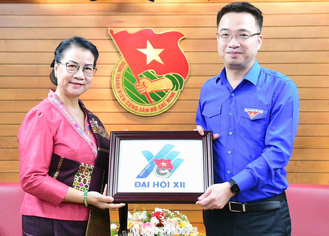 Bí thư T.Ư Đoàn TNCS Hồ Chí Minh Nguyễn Tường Lâm tặng quà nguyên Trưởng Ban Công tác thiếu nhi T.Ư Đoàn TNNDCM Lào Keodouangdy Somsanith. Ảnh: Xuân Tùng