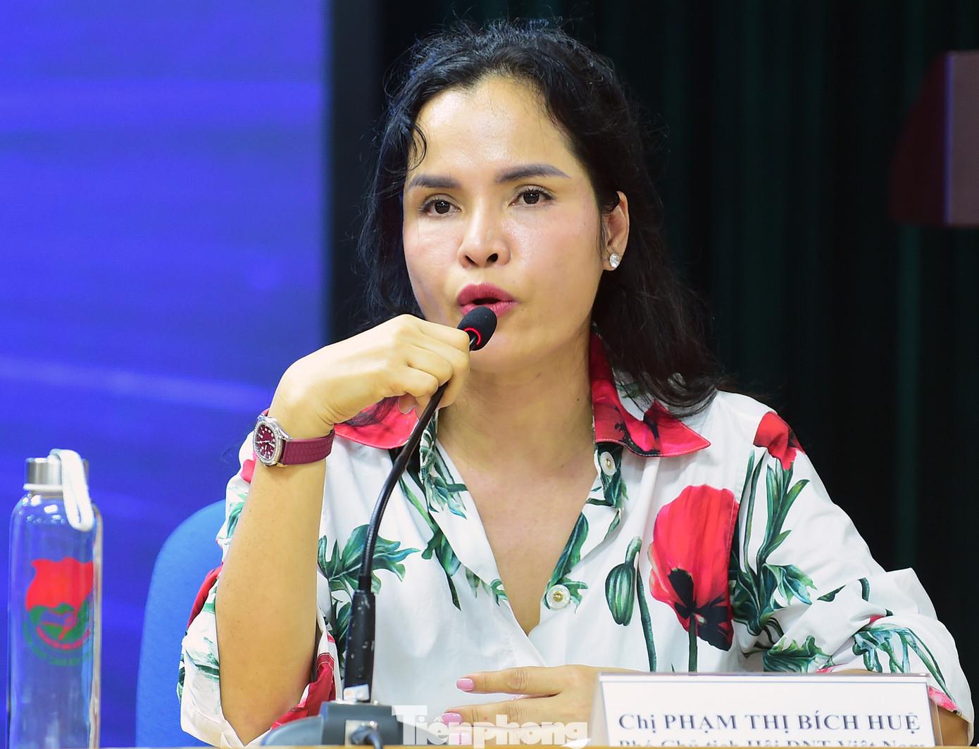 Chị Phạm Thị Bích Huệ chia sẻ về việc lựa chọn tiêu đề tọa đàm là “Thay đổi với bất biến”. Theo chị Huệ, sự bất biến thể hiện ở tinh thần cống hiến hết mình, dấn thân, đoàn kết của cộng đồng doanh nhân trẻ trong 30 năm qua, luôn là lá cờ đầu tiên phong trong phát triển các lĩnh vực kinh tế. Thay đổi thể hiện ở hoạt động của Hội ngày càng đi vào thực chất, cụ thể; quy mô của Hội không chỉ nằm ở phạm vi Việt Nam mà đã vươn tới cộng đồng doanh nhân trẻ ASEAN. Ảnh: Xuân Tùng