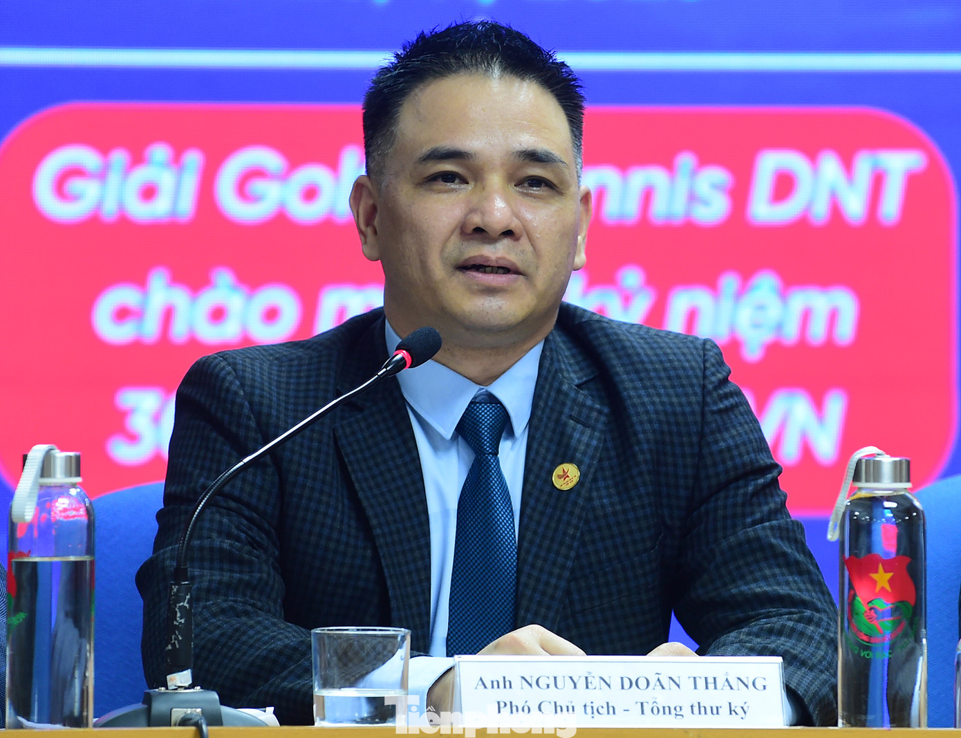 Anh Nguyễn Doãn Thắng chia sẻ về hoạt động trong chương trình kỷ niệm 30 năm phong trào doanh nhân trẻ Việt Nam. Ảnh: Xuân Tùng