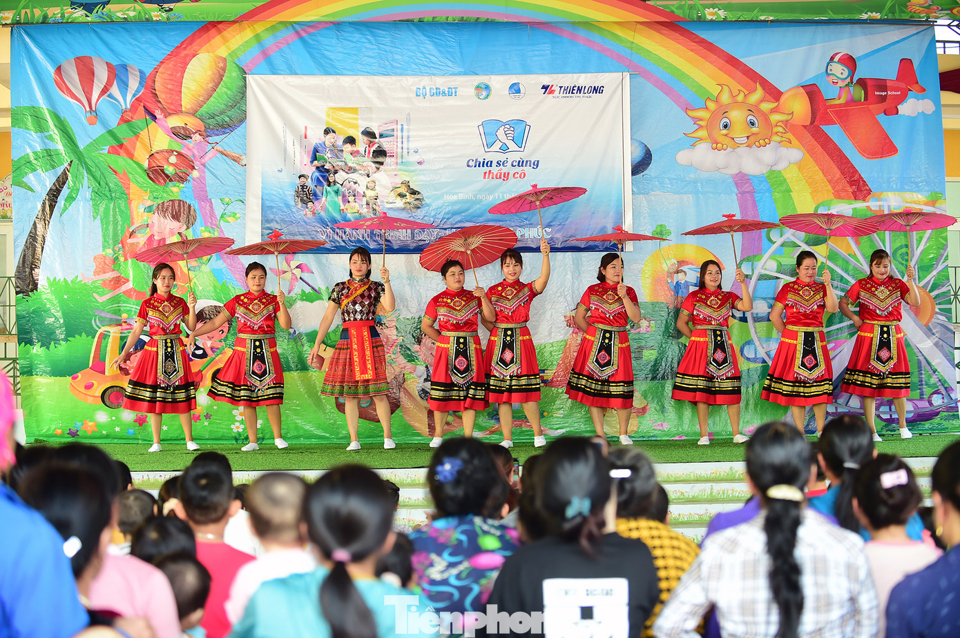 Giáo viên trường mầm non Yên Hòa biểu diễn văn nghệ mở màn chương trình. Ảnh: Xuân Tùng