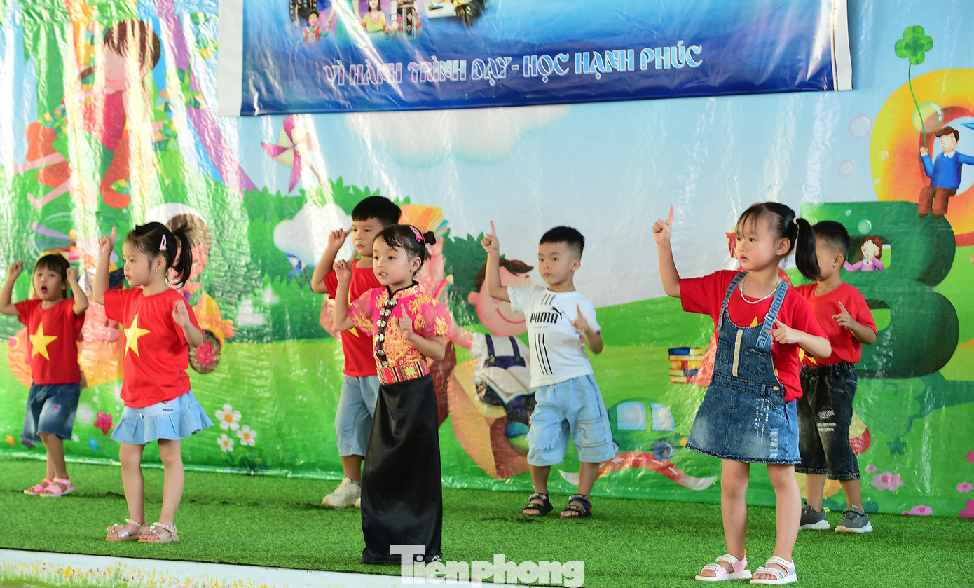 Học sinh trường mầm non Yên Hòa biểu diễn văn nghệ mở màn chương trình. Ảnh: Xuân Tùng