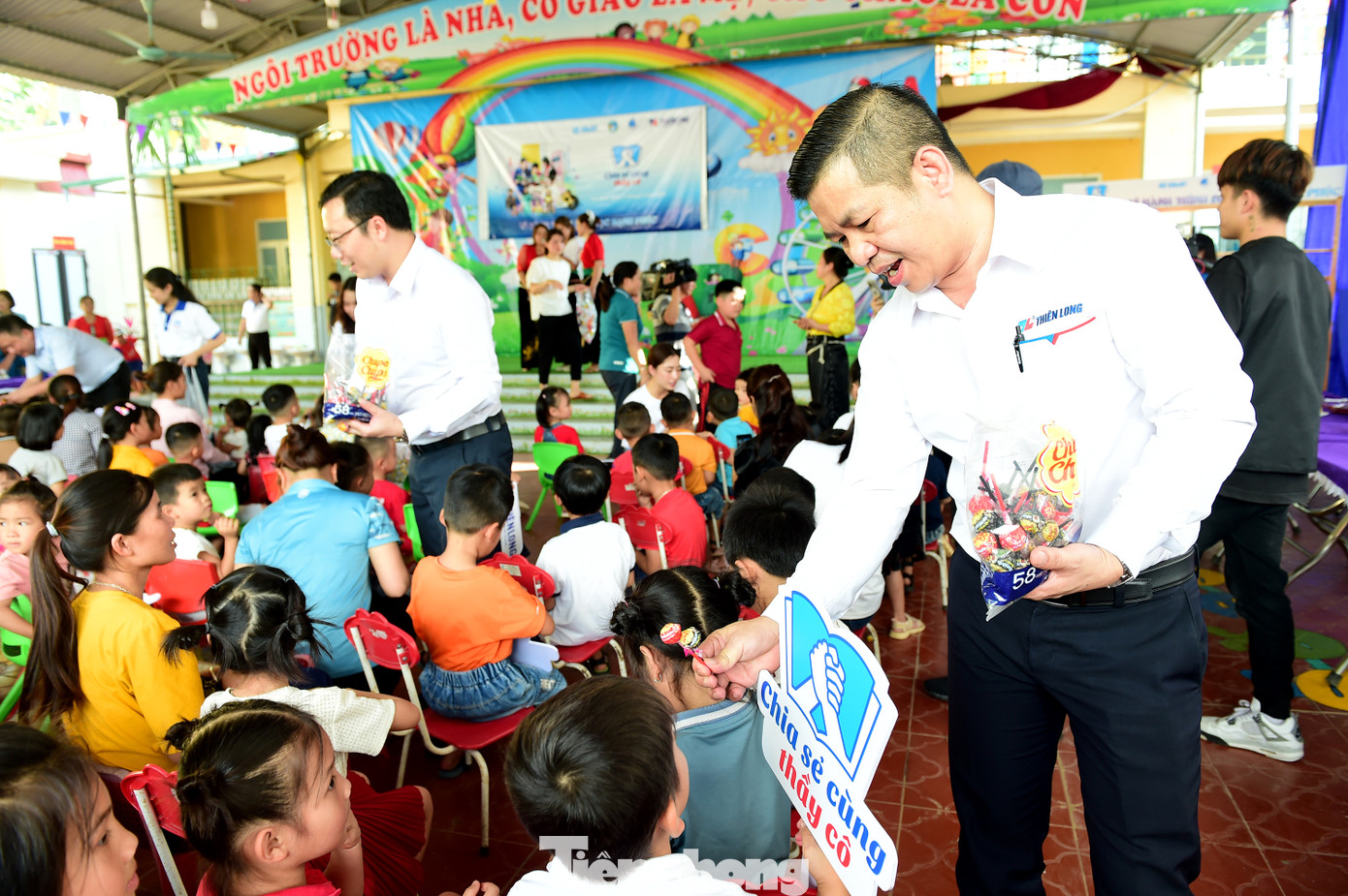 Đại diện Ban Tổ chức chương trình và Tỉnh Đoàn Hòa Bình, Huyện Đoàn Đà Bắc trao tặng những phần quà đến các em học sinh. Ảnh: Xuân Tùng