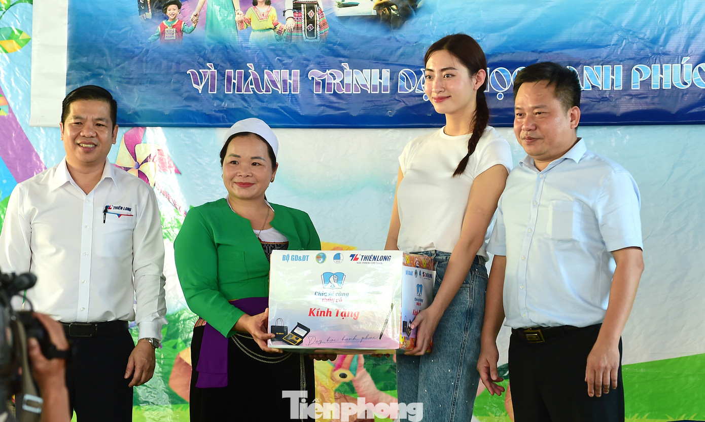 Đại diện Ban Tổ chức và Đại sứ chương trình Lương Thùy Linh tặng quà cô giáo Quách Thị Bích Nụ tại chương trình. Ảnh: Xuân Tùng