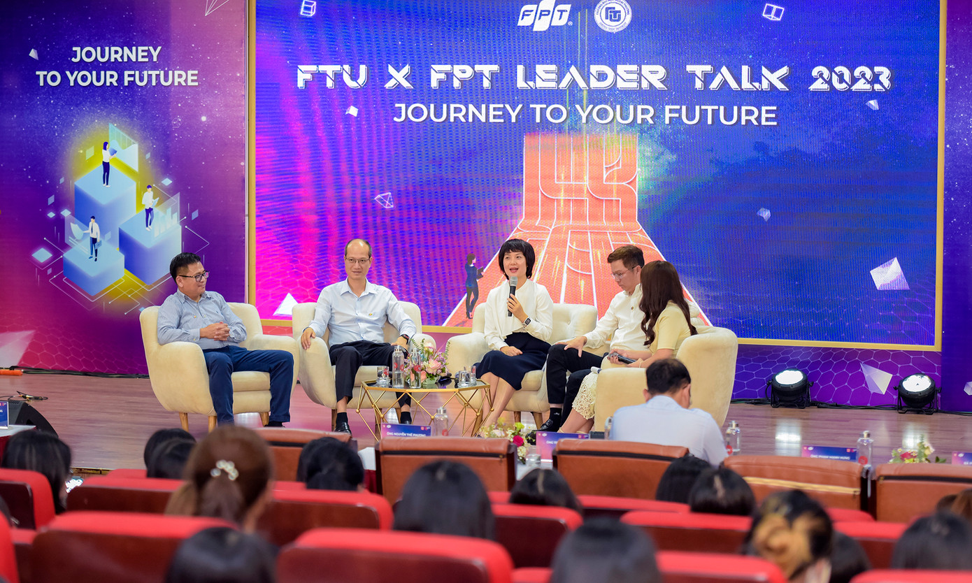 Các khách mời chia sẻ tại chương trình. Trong ảnh, bà Phạm Thu Hương đang chia sẻ.