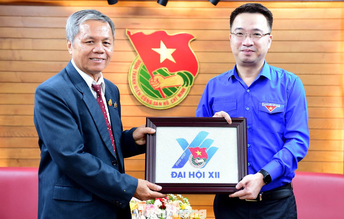 Bí thư T.Ư Đoàn TNCS Hồ Chí Minh Nguyễn Tường Lâm tặng quà nguyên Phó Trưởng Ban Đào tạo nghề thanh niên T.Ư Đoàn TNNDCM Lào Keoviphakone Khampoune. Ảnh: Xuân Tùng