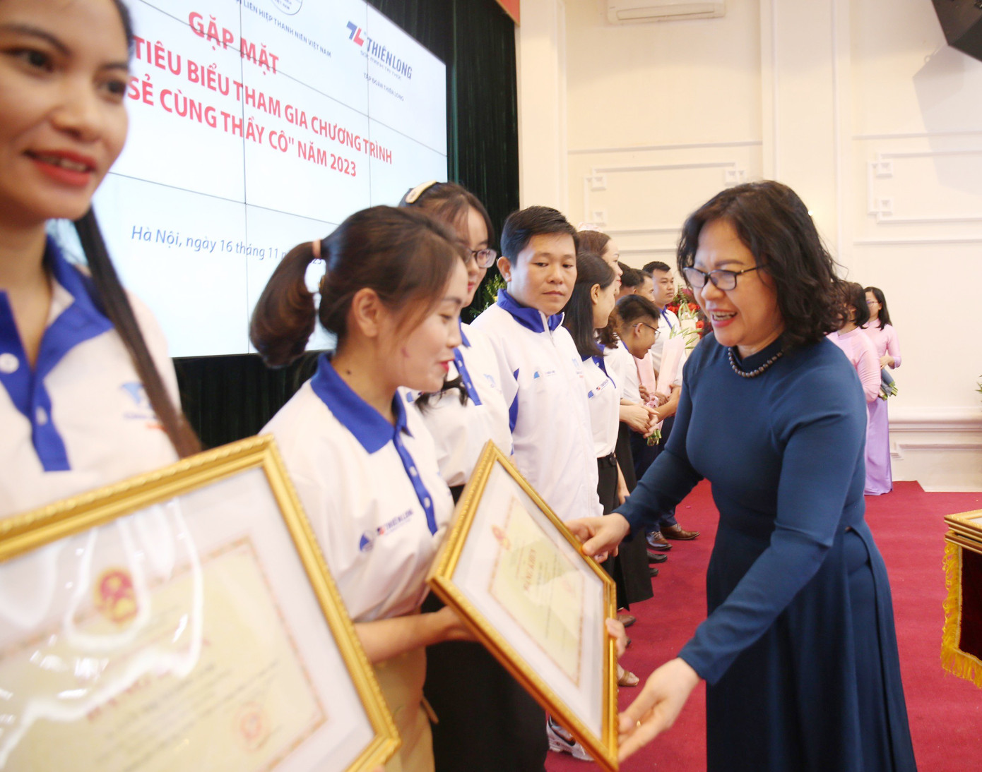 Thứ trưởng Ngô Thị Minh trao tặng Bằng khen các thầy giáo cô giáo tiêu biểu. Ảnh: BTC