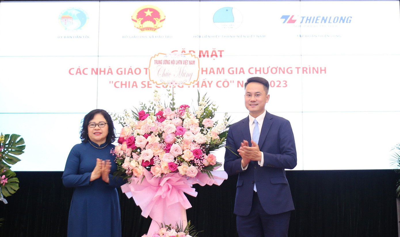 Phó Chủ tịch thường trực T.Ư Hội LHTN Việt Nam Nguyễn Kim Quy tặng lẵng hoa chúc mừng Bộ GD&amp;ĐT dịp 20/11. Ảnh: BTC