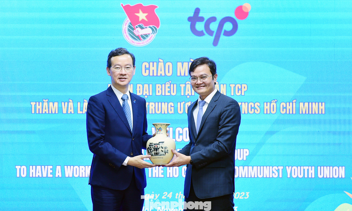 Bí thư thứ nhất T.Ư Đoàn Bùi Quang Huy tặng quà ông Saravoot Yoovidhya. Ảnh: Xuân Tùng Bí thư thứ nhất T.Ư Đoàn Bùi Quang Huy tặng quà ông Saravoot Yoovidhya. Ảnh: Xuân Tùng