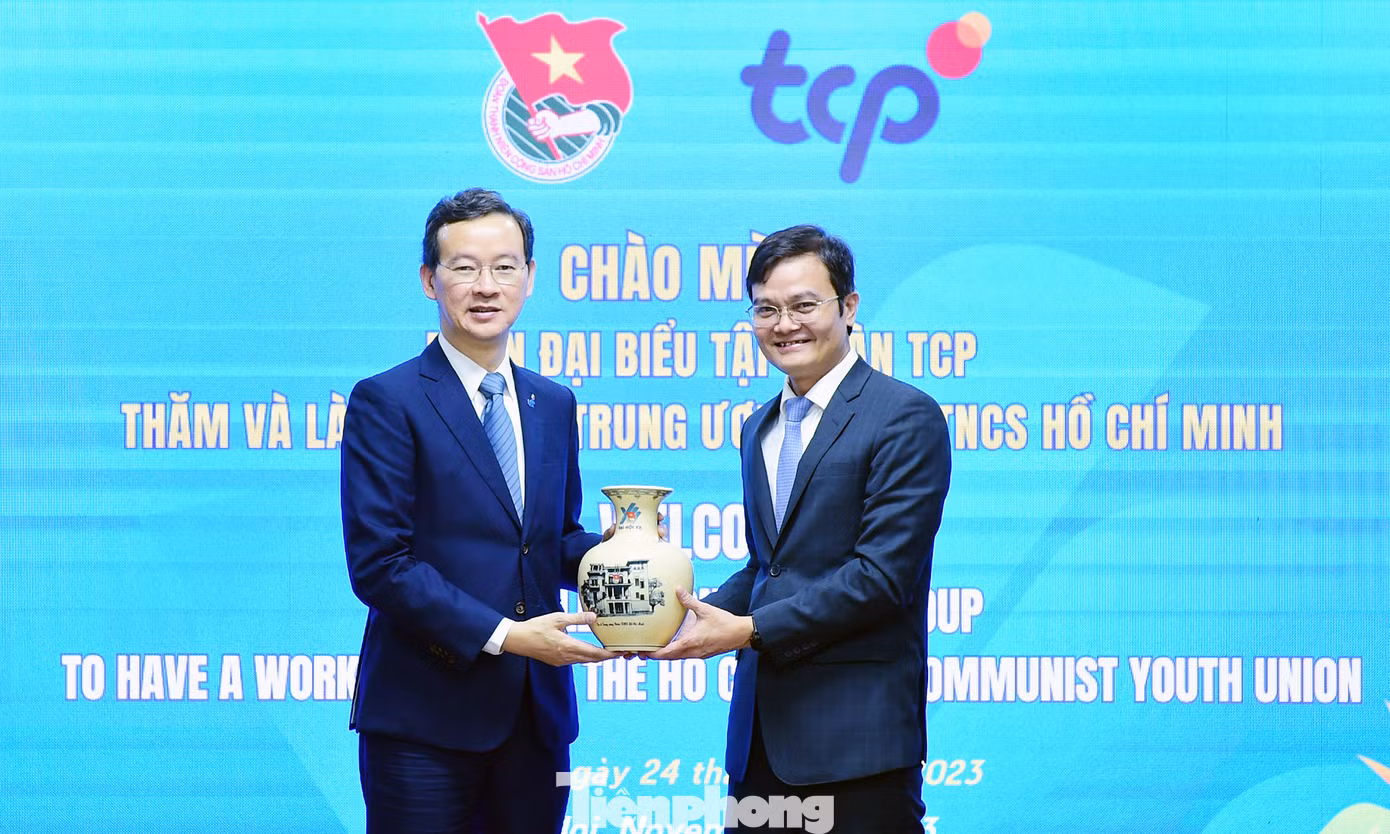 Bí thư thứ nhất T.Ư Đoàn Bùi Quang Huy tặng quà ông Saravoot Yoovidhya. Ảnh: Xuân Tùng Bí thư thứ nhất T.Ư Đoàn Bùi Quang Huy tặng quà ông Saravoot Yoovidhya. Ảnh: Xuân Tùng