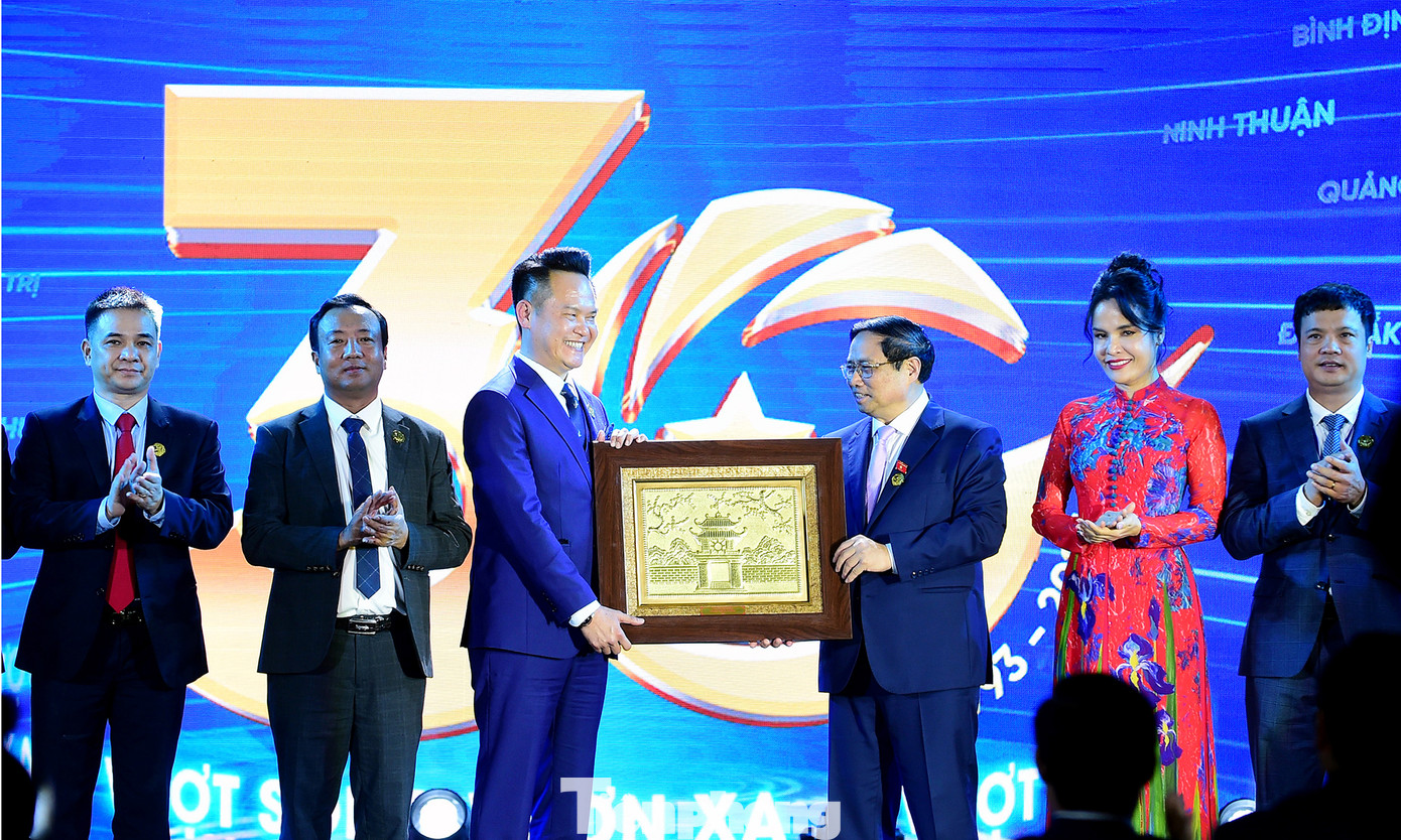 Thủ tướng Phạm Minh Chính tặng quà chúc mừng Hội DNT Việt Nam. Ảnh: Xuân Tùng