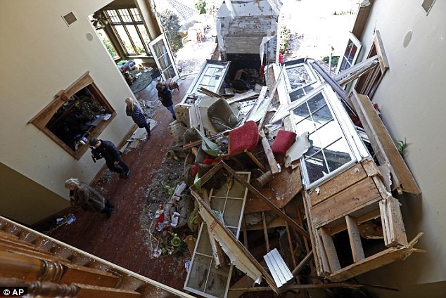 Nhiều ngôi nhà bị hư hỏng hoàn toàn 